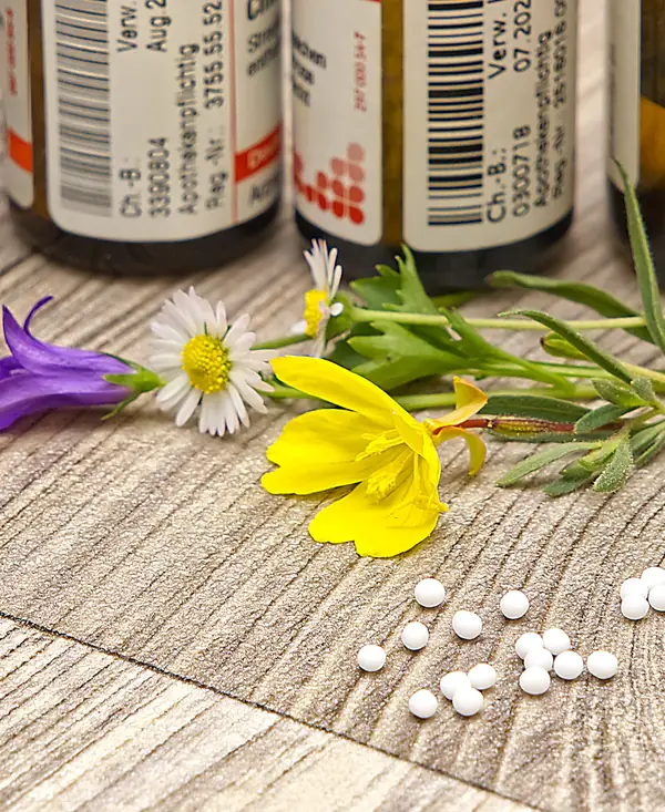 Glóbulos homeopáticos sobre madera